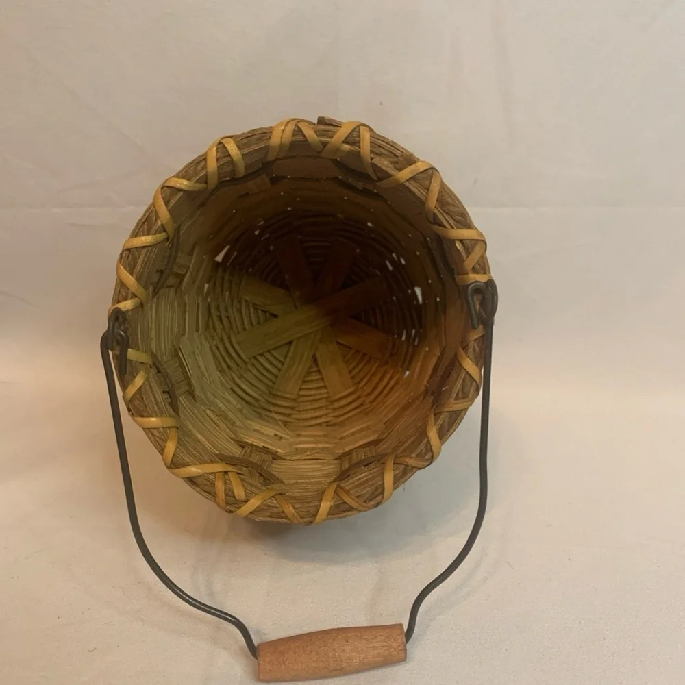 Small Round Apple Basket with Handle
